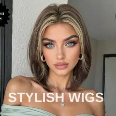 Modelka z rozjaśnioną grzywką i niebieskimi oczami prezentuje peruki "Stylish Wigs".