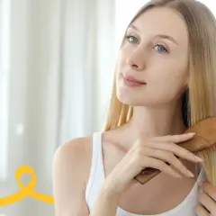Kobieta szczotkuje włosy, przygotowując domowy peeling do skóry głowy.