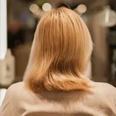 Jasne, blond włosy z subtelnymi refleksami, które mogą z czasem stać się siwe.