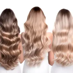 Trzy kobiety z falującymi włosami. Jedna ma ciemnobrązowe, druga jasnobrązowe, a trzecia blond. Ich włosy wyglądają jakby lekki **air touch blond** muśkał je delikatnie.
