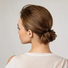 Eleganckie, luźne upięcia włosów do ramion, tworzące subtelny kok.