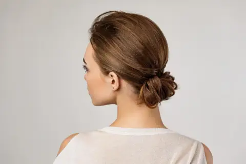 Eleganckie, luźne upięcia włosów do ramion, tworzące subtelny kok.