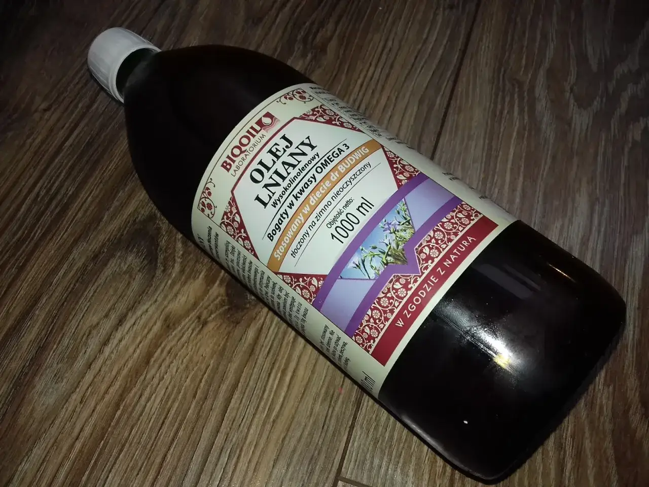 Olej lniany Biooil, bogaty w kwasy omega-3, to świetny wybór, jeśli zastanawiasz się, jaki olej do włosów wysokoporowatych sprawdzi się najlepiej.